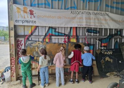 Peinture à la terre lors d'animations avec les maternelles de la Courrouze