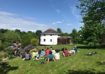 Visite d'une maison ronde pendant Cyclotopie