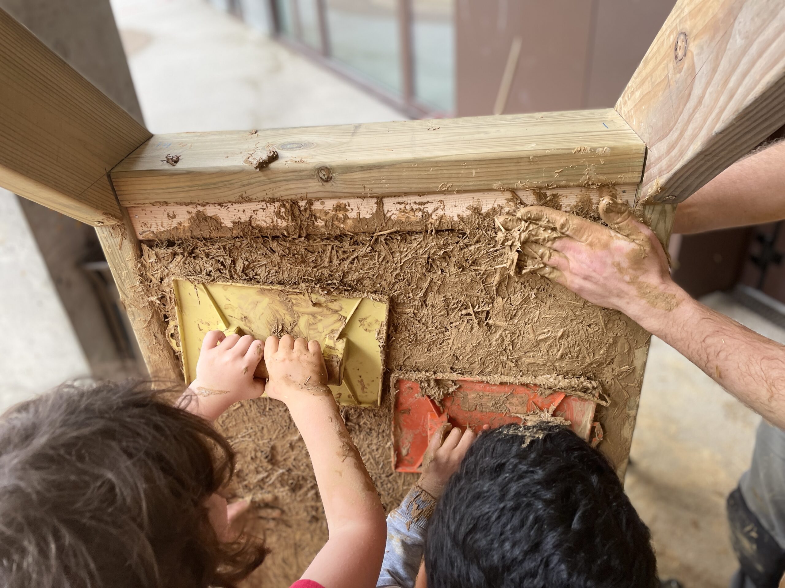 Des cabanes en bois-terre-paille dans la cour de l&rsquo;école